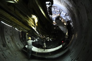 中鐵七局西安公司的建筑工人在太超微粉碎機(jī)原市軌道交通2號(hào)線緝虎營站施工現(xiàn)場(chǎng)作業(yè)